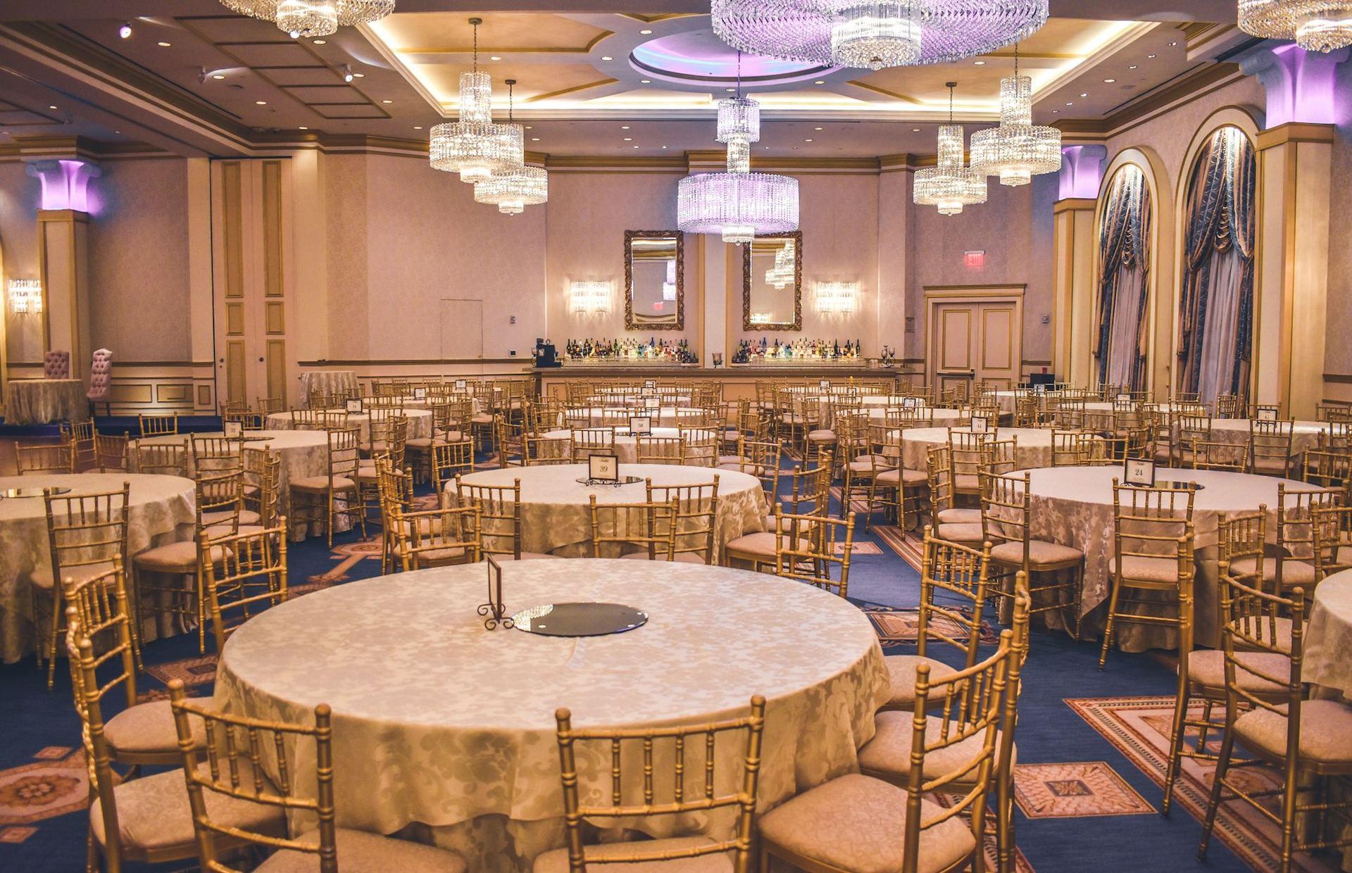Salle dressée pour le catering d’entreprise